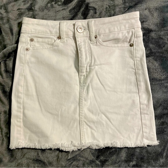 American Eagle “Hi Rise”. Super Stretch! White, frayed hem mini skirt - size 00 - Picture 1 of 6